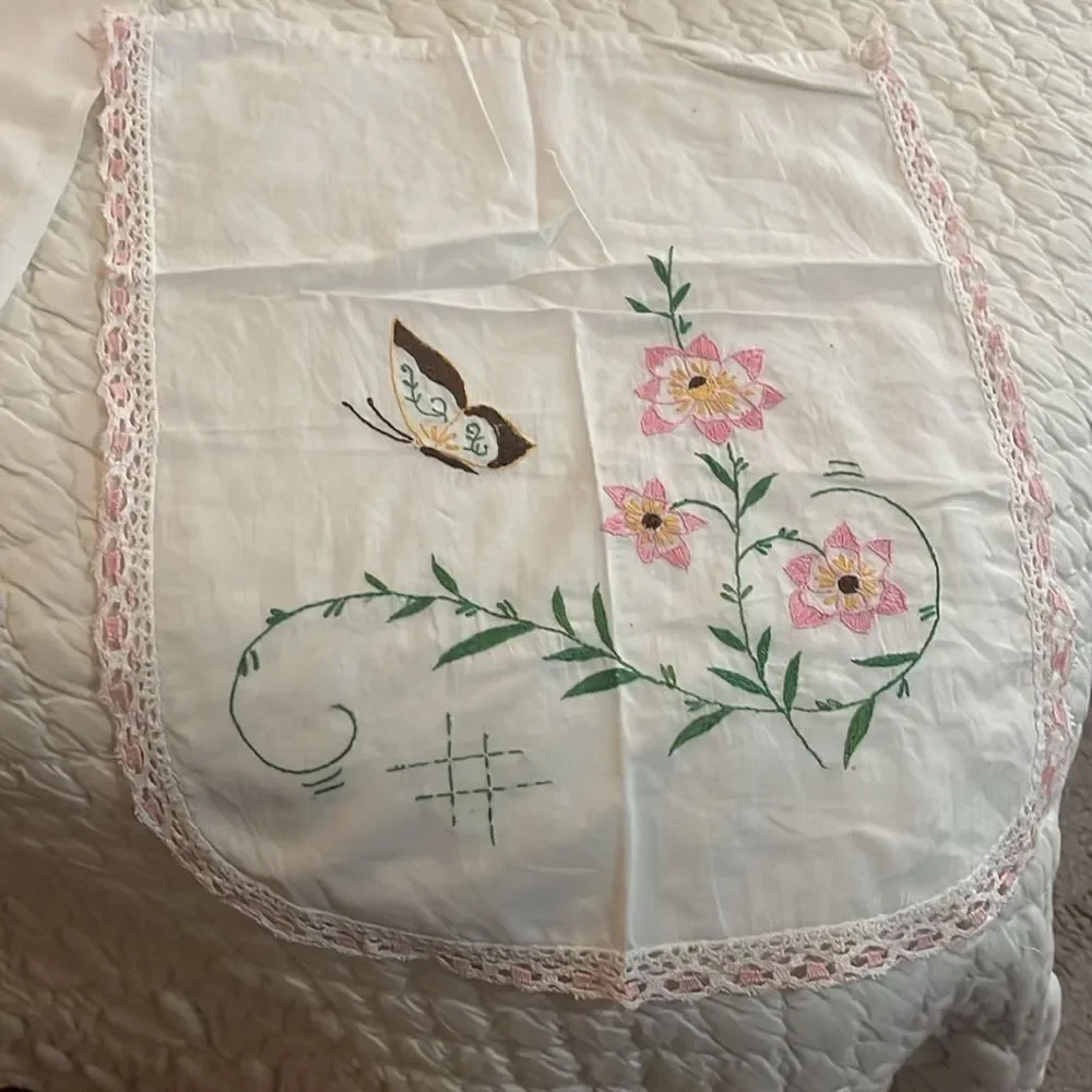 Floral Embroidered Linens Set